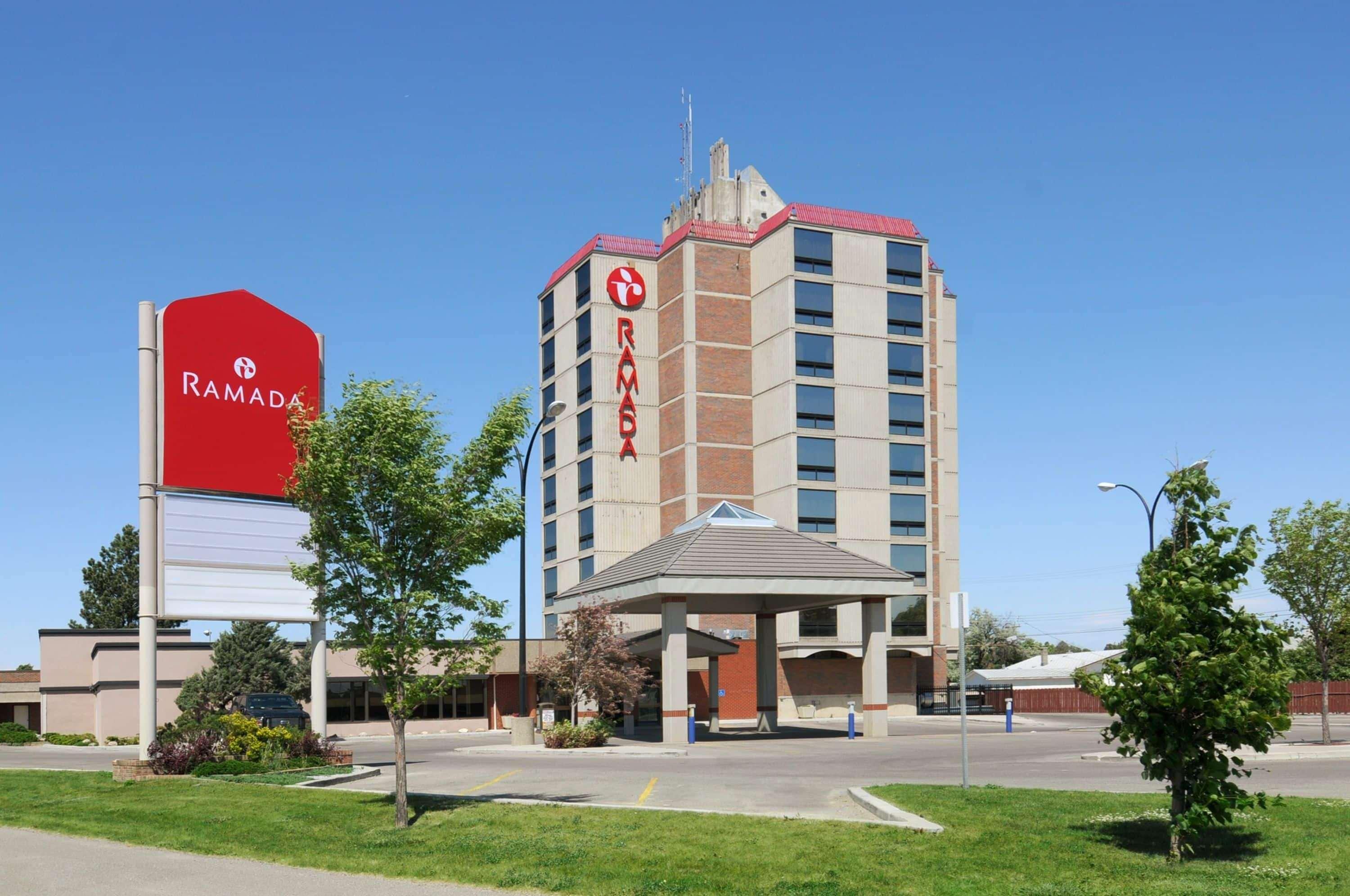 Ramada By Wyndham Lethbridge Hotel Exterior foto